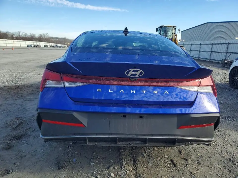 2025 HYUNDAI ELANTRA SE  