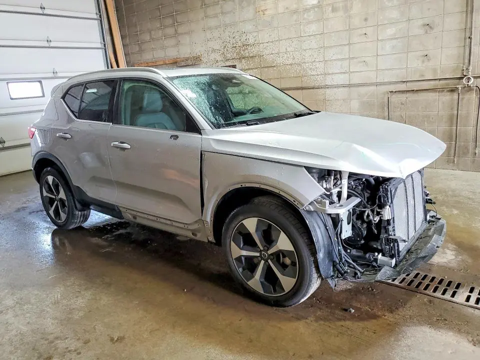 2025 VOLVO XC40 PLUS  