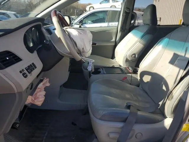 2012 TOYOTA SIENNA XLE  