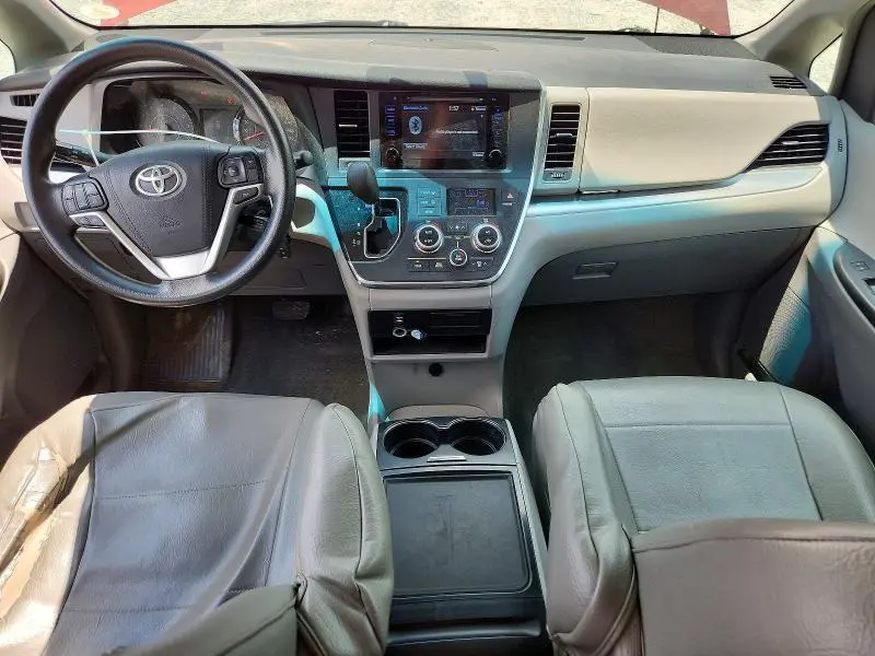 2017 TOYOTA SIENNA LE  