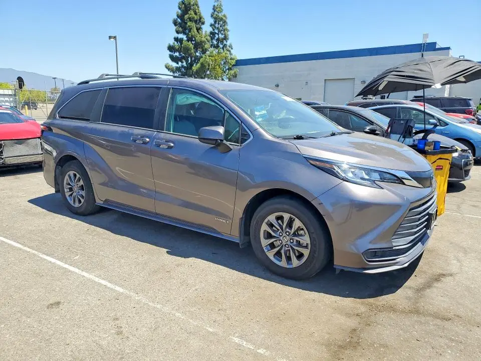 2021 TOYOTA SIENNA LE  