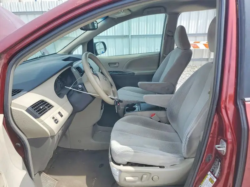 2013 TOYOTA SIENNA LE 8-PASSENGER  