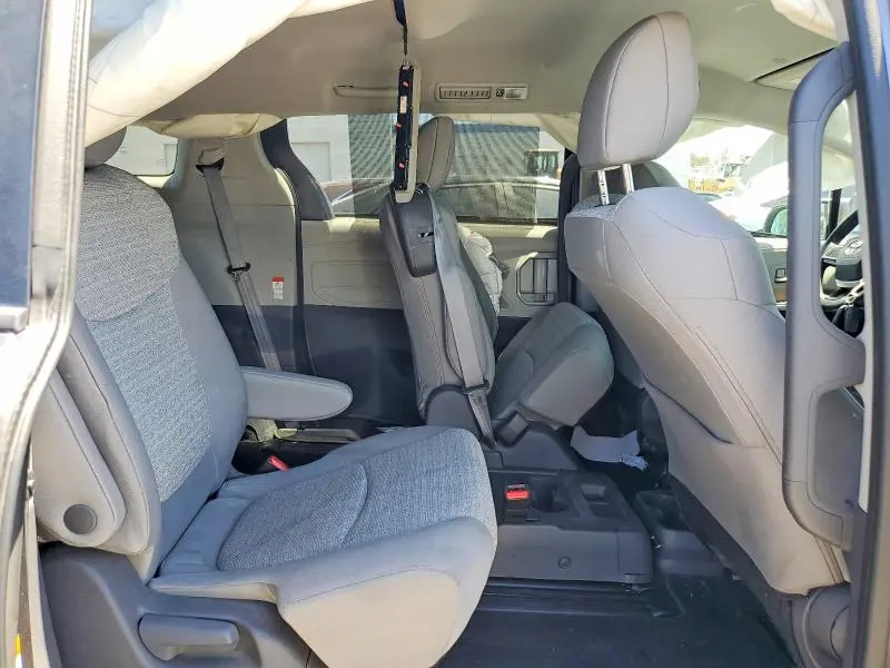 2021 TOYOTA SIENNA LE  