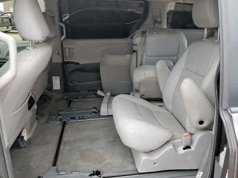 2018 TOYOTA SIENNA XLE  