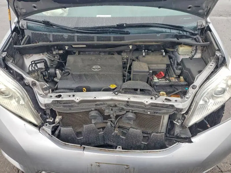 2015 TOYOTA SIENNA LE  