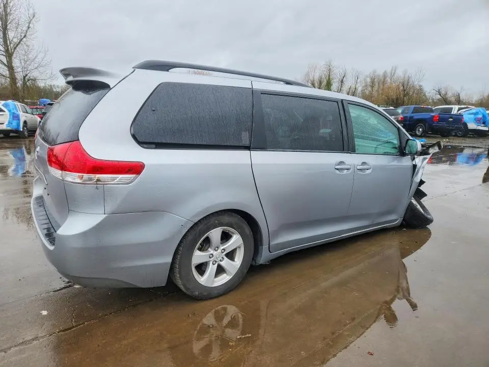 2013 TOYOTA SIENNA LE 8-PASSENGER  