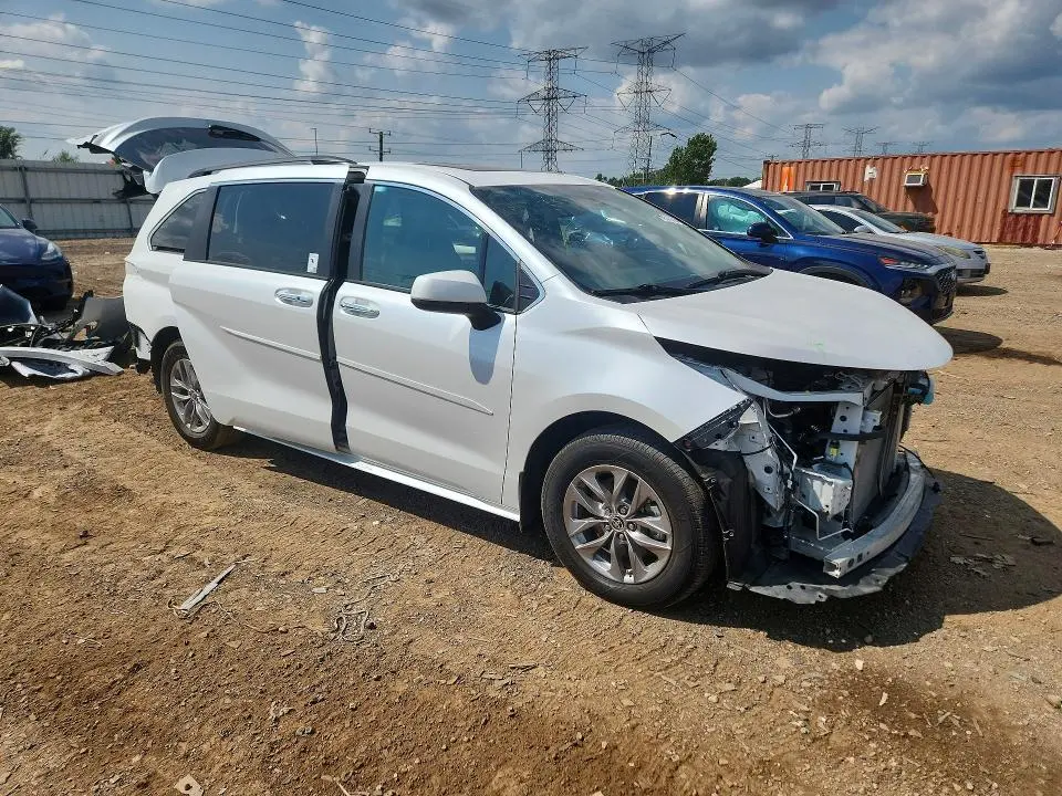2025 TOYOTA SIENNA XLE 7-PASSENGER  