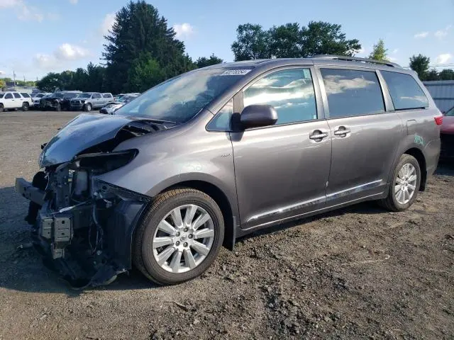 2017 TOYOTA SIENNA XLE