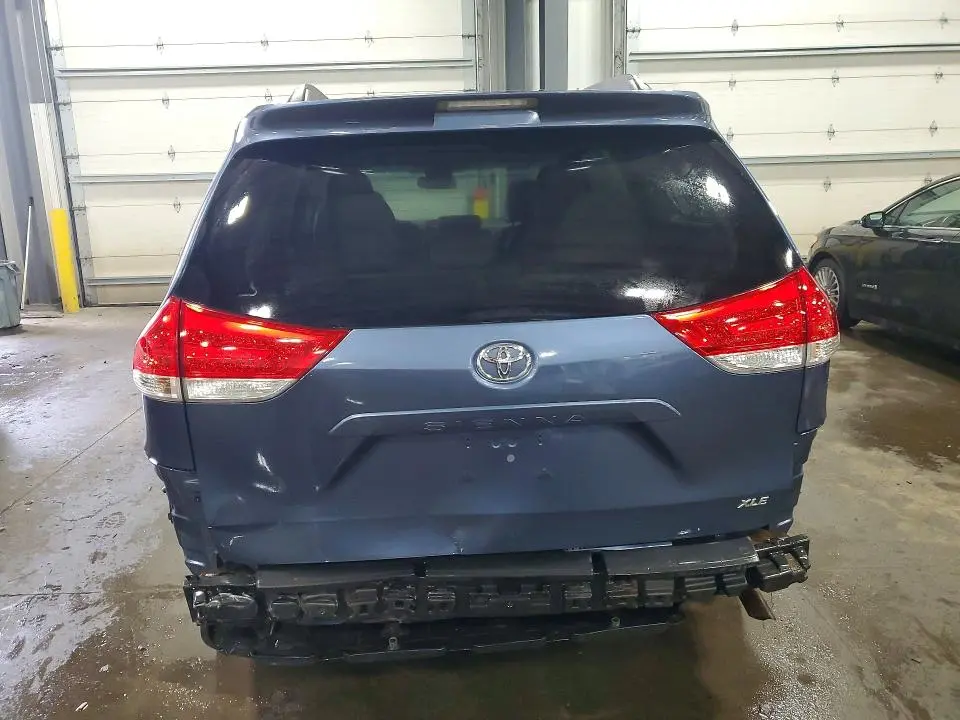 2014 TOYOTA SIENNA XLE 8-PASSENGER  
