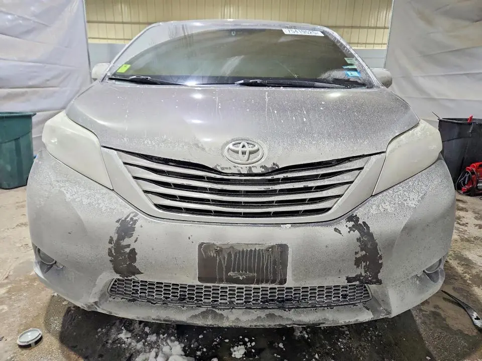 2015 TOYOTA SIENNA LE  