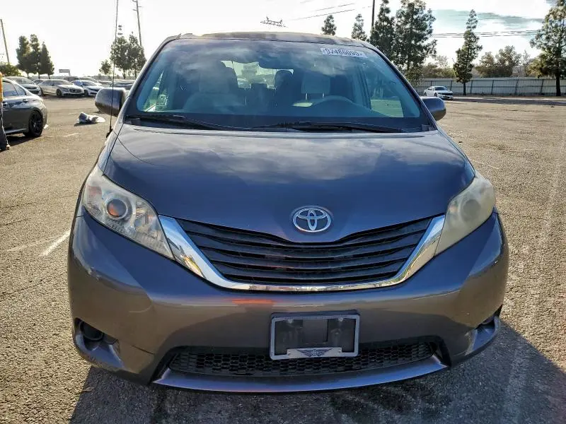 2013 TOYOTA SIENNA LE  