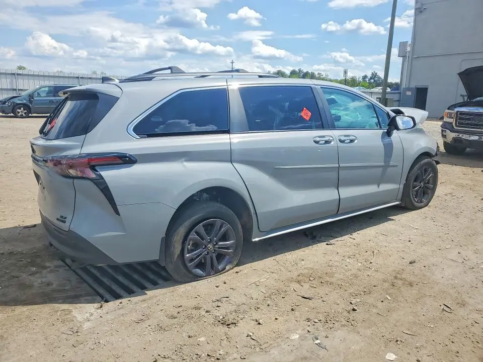 2024 TOYOTA SIENNA WOODLAND EDITION  