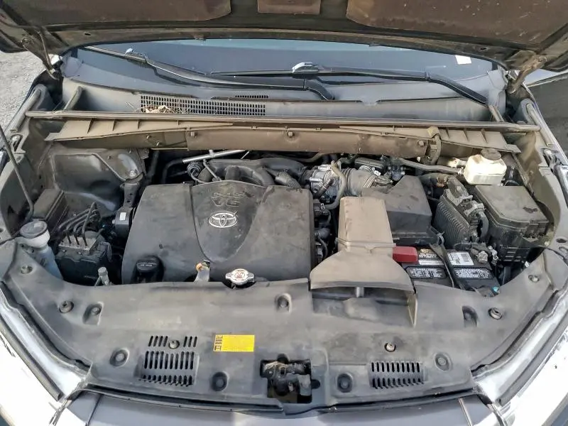 2018 TOYOTA HIGHLANDER SE  