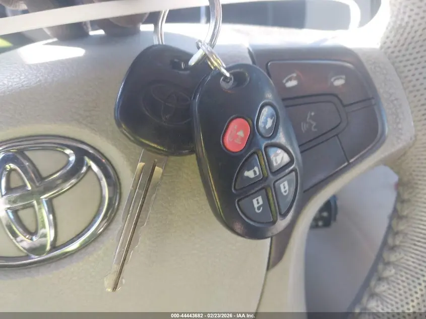 2013 TOYOTA SIENNA XLE V6 8 PASSENGER