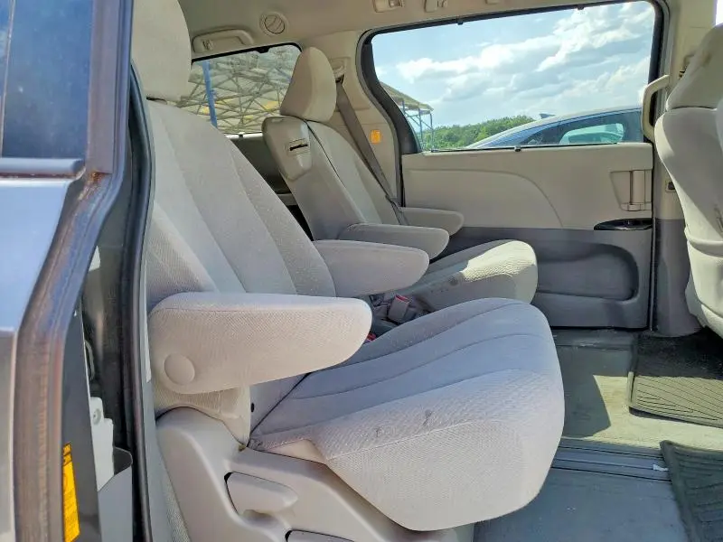 2013 TOYOTA SIENNA LE  