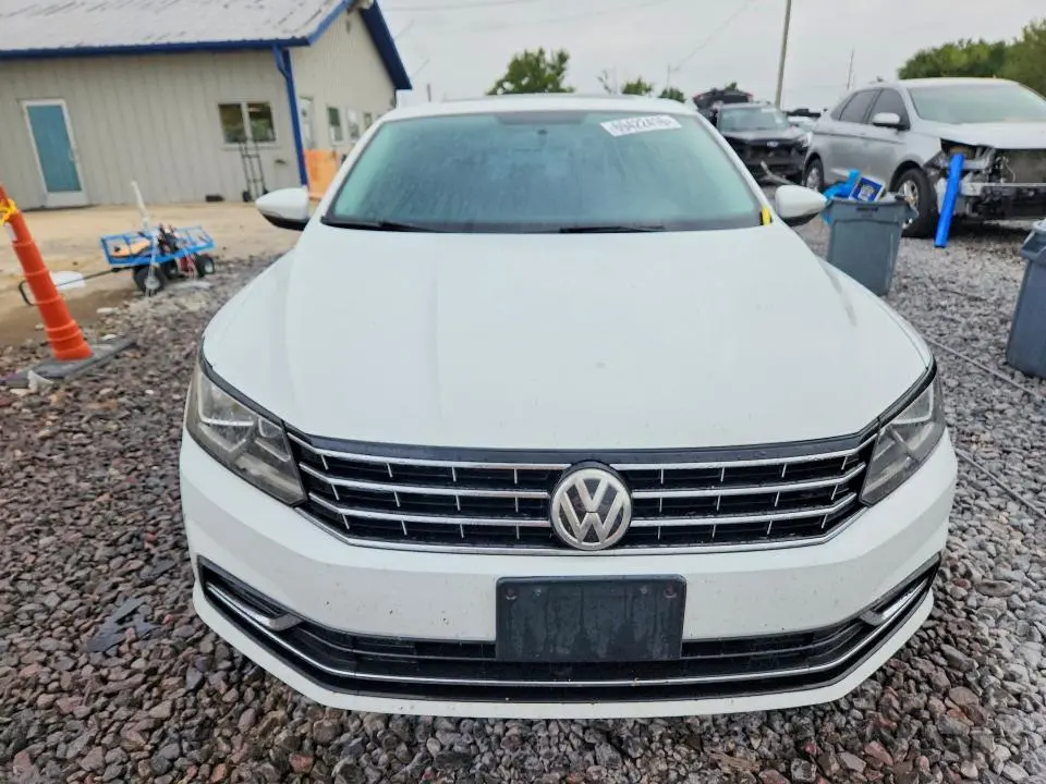 2016 VOLKSWAGEN PASSAT SE  