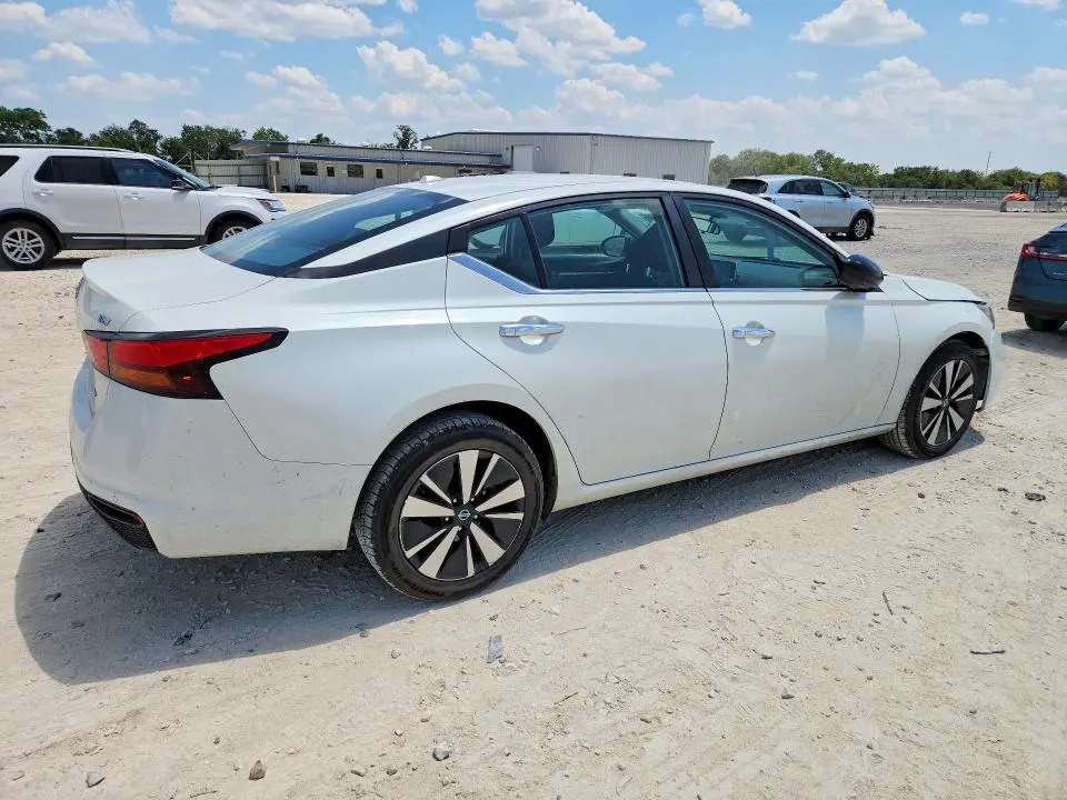 2022 NISSAN ALTIMA SV  