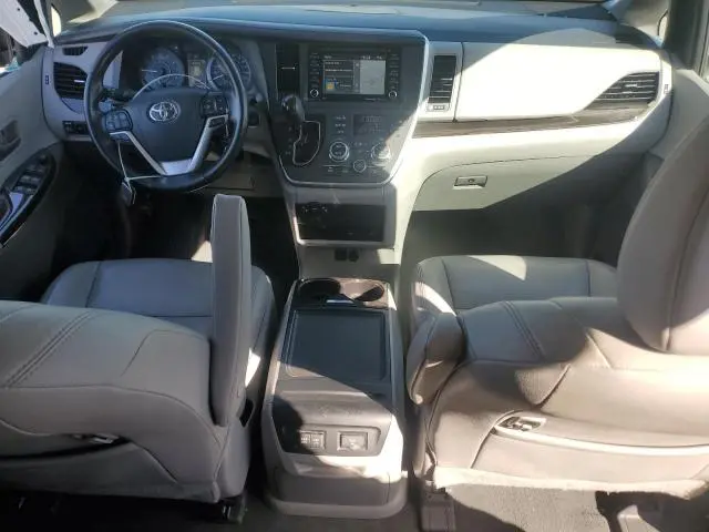 2020 TOYOTA SIENNA XLE  