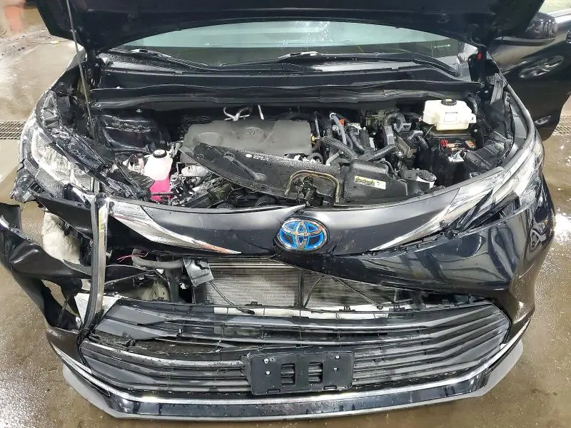 2022 TOYOTA SIENNA XLE  