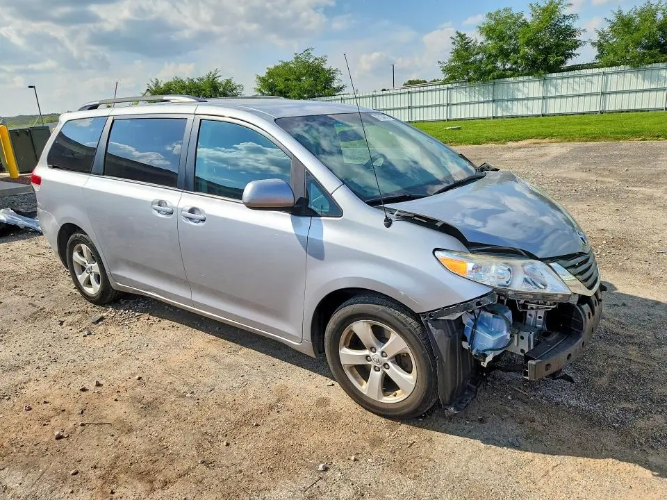 2014 TOYOTA SIENNA LE  