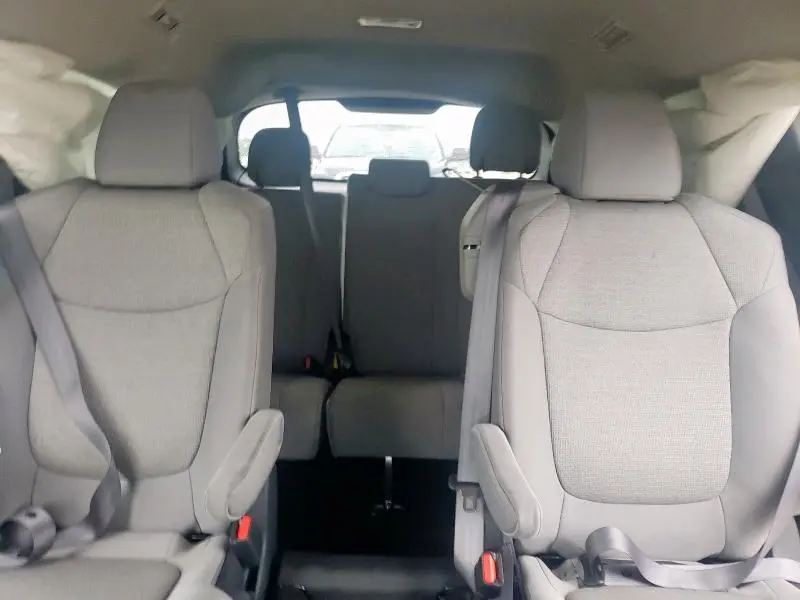 2025 TOYOTA SIENNA LE  