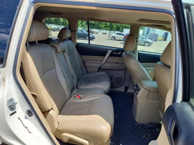 2011 TOYOTA HIGHLANDER SE  