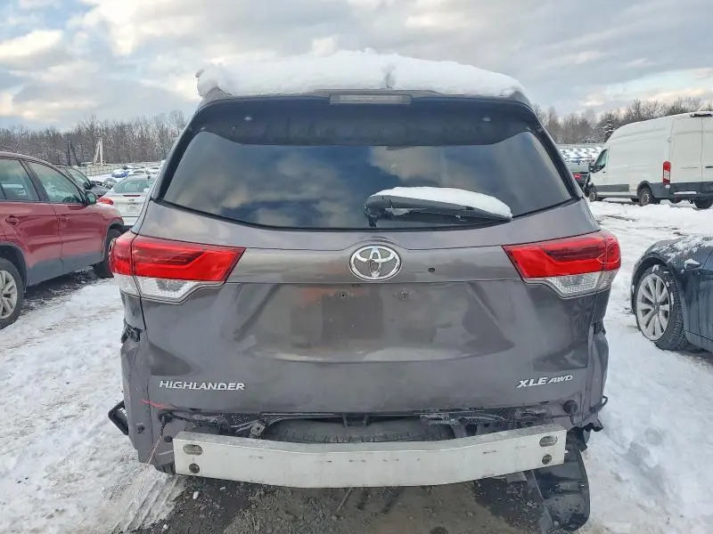 2019 TOYOTA HIGHLANDER SE  