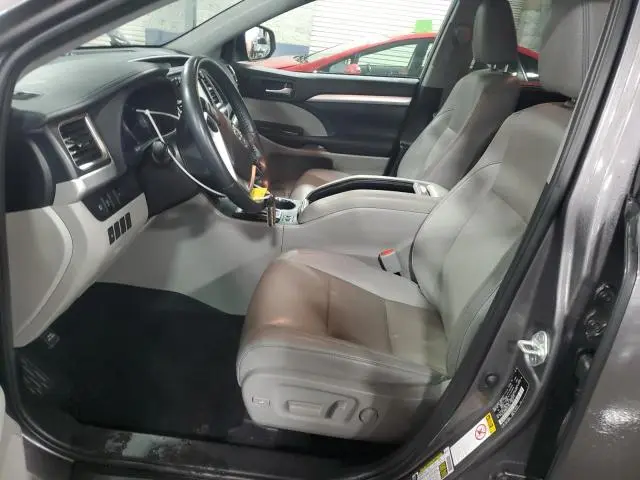 2019 TOYOTA HIGHLANDER SE  