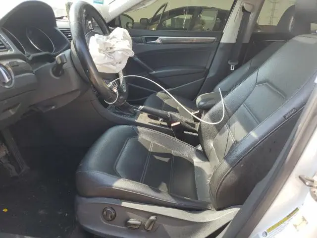 2016 VOLKSWAGEN PASSAT SE  