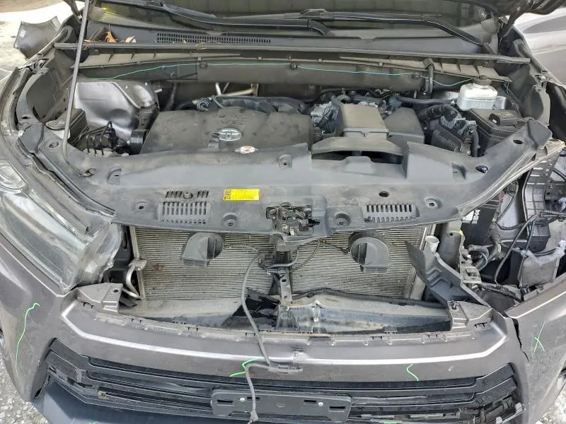 2019 TOYOTA HIGHLANDER SE  