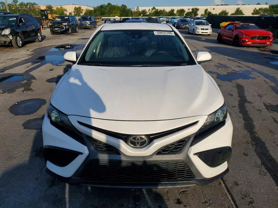 2021 TOYOTA CAMRY SE  