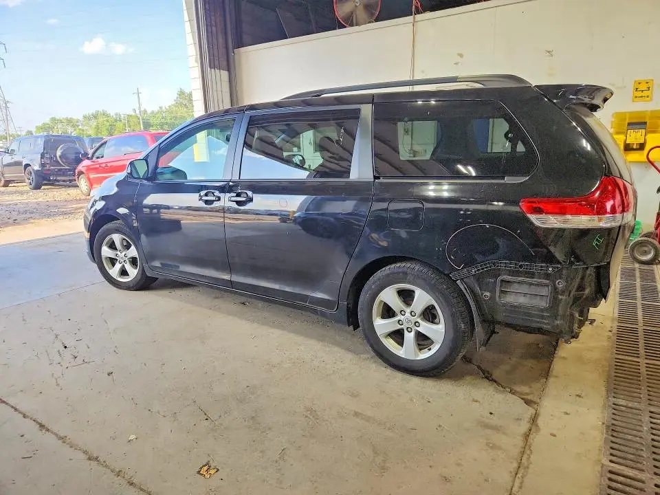 2013 TOYOTA SIENNA LE  