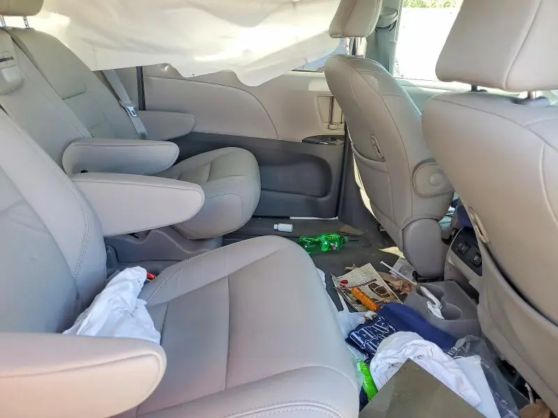 2018 TOYOTA SIENNA XLE 8-PASSENGER  