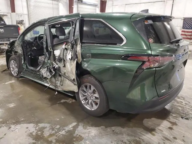 2024 TOYOTA SIENNA LE  