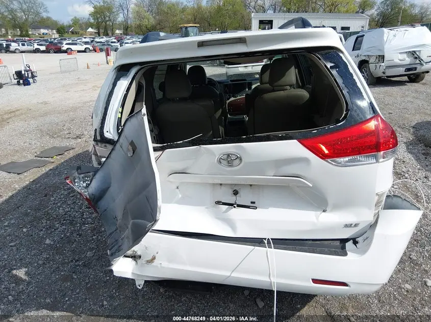 2013 TOYOTA SIENNA XLE V6 8 PASSENGER
