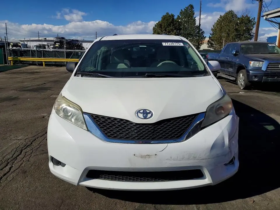 2014 TOYOTA SIENNA LE  