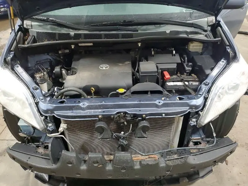 2014 TOYOTA SIENNA XLE 8-PASSENGER  