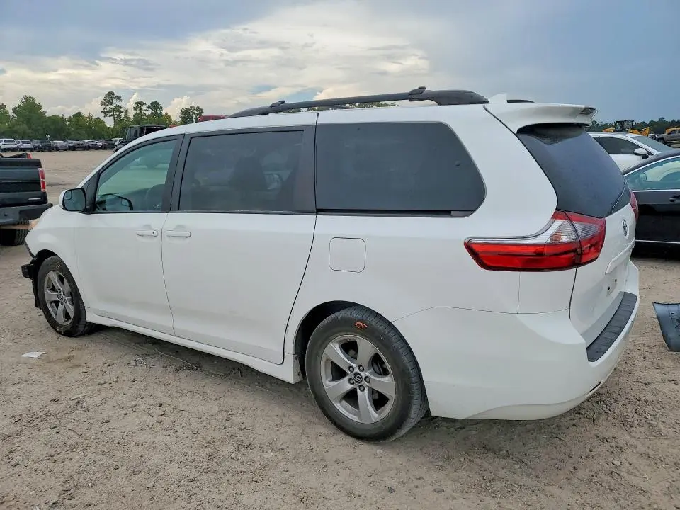 2020 TOYOTA SIENNA LE  