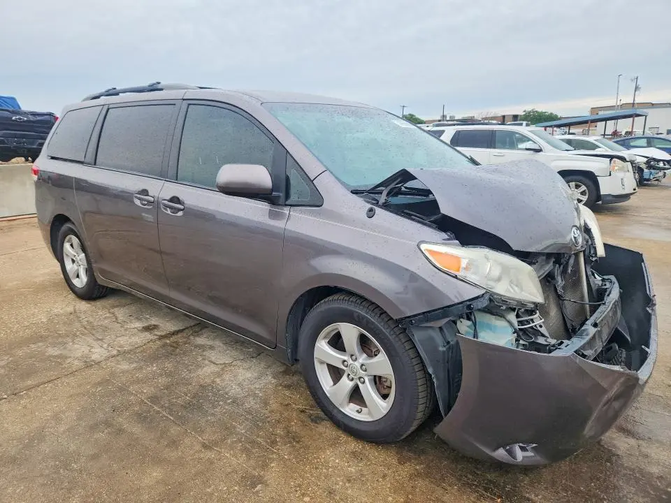 2013 TOYOTA SIENNA LE 8-PASSENGER  