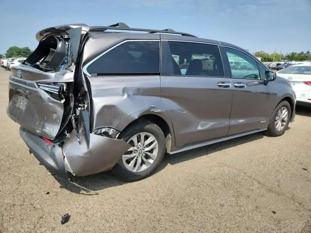2021 TOYOTA SIENNA XLE  