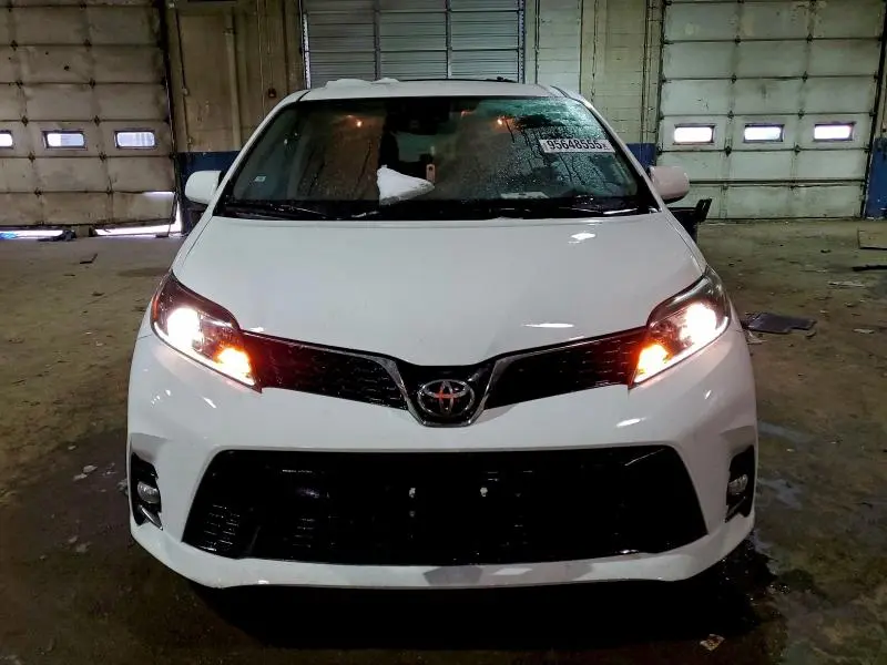 2018 TOYOTA SIENNA SE  