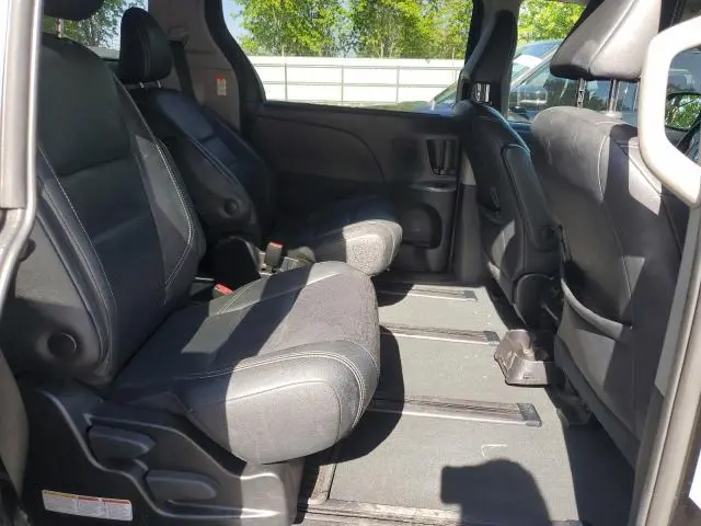 2019 TOYOTA SIENNA SE  