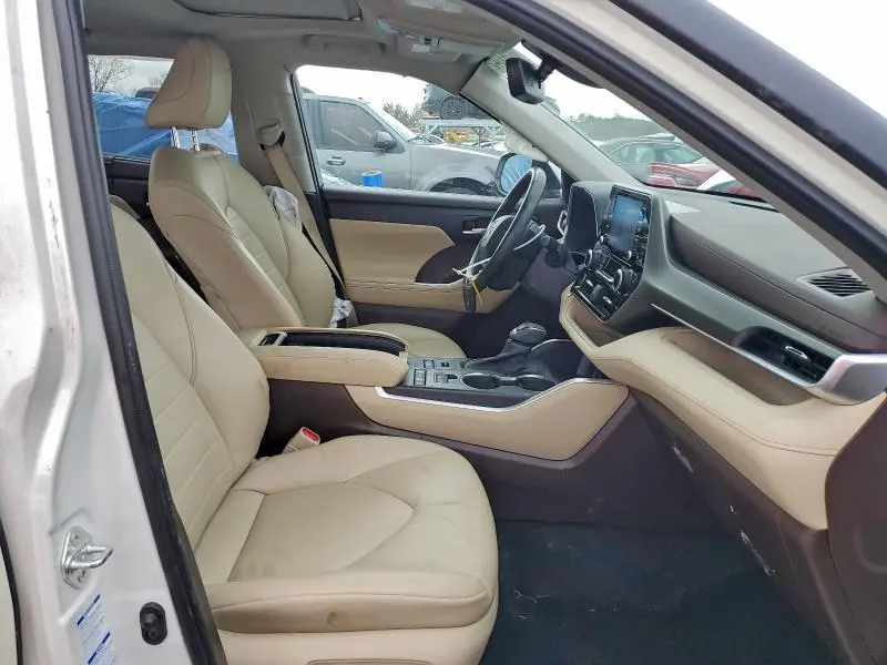 2021 TOYOTA HIGHLANDER XLE  