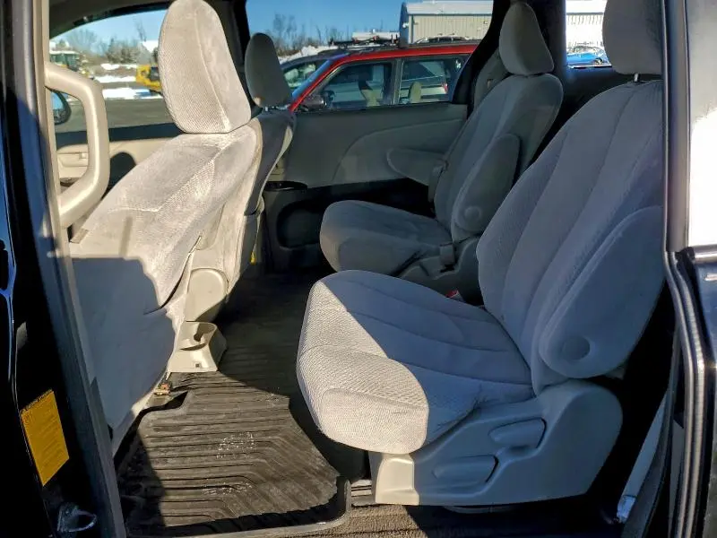 2011 TOYOTA SIENNA LE  