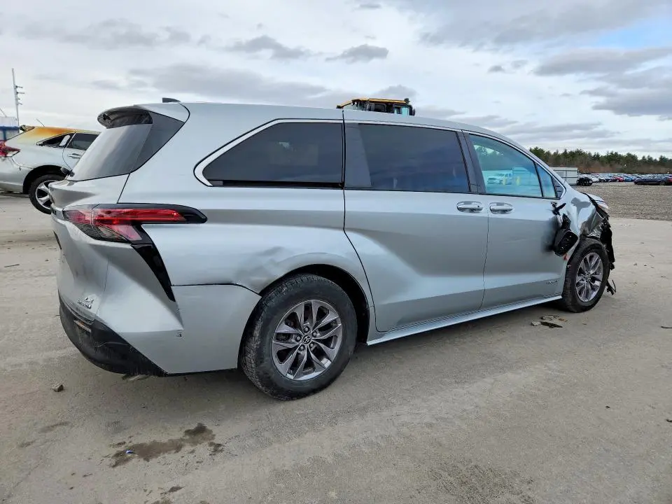 2021 TOYOTA SIENNA LE 8-PASSENGER  