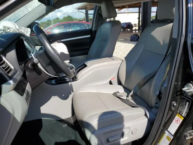 2019 TOYOTA HIGHLANDER SE  