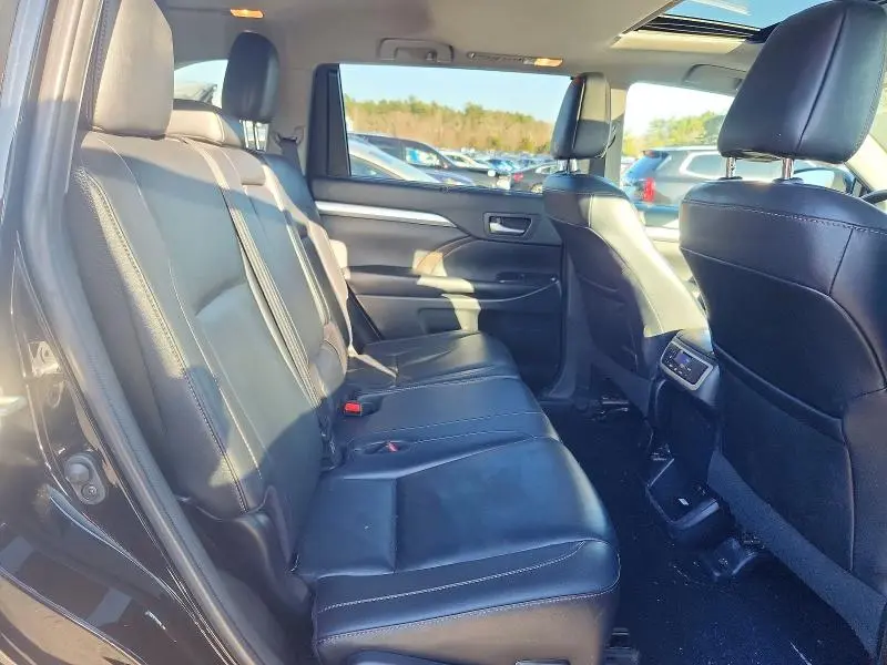 2019 TOYOTA HIGHLANDER XLE  