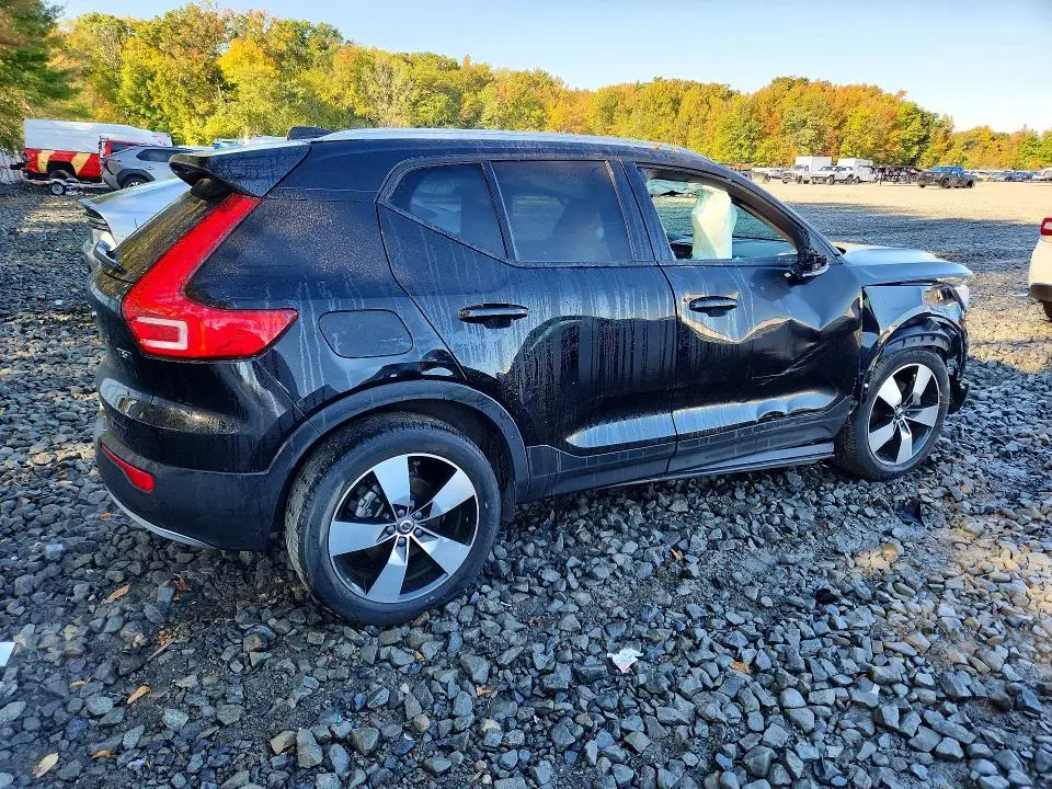 2020 VOLVO XC40 T5 MOMENTUM  