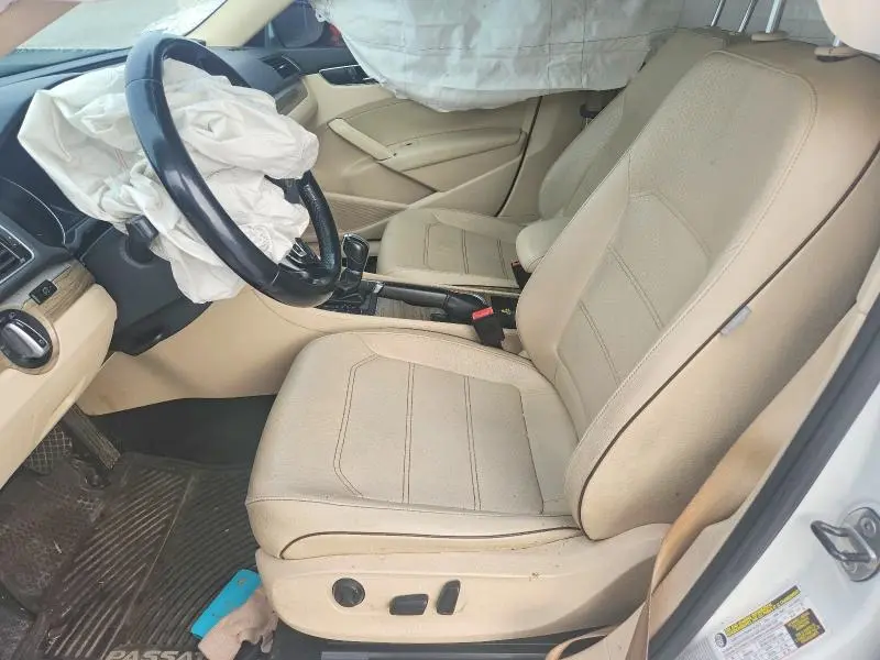 2016 VOLKSWAGEN PASSAT SE  