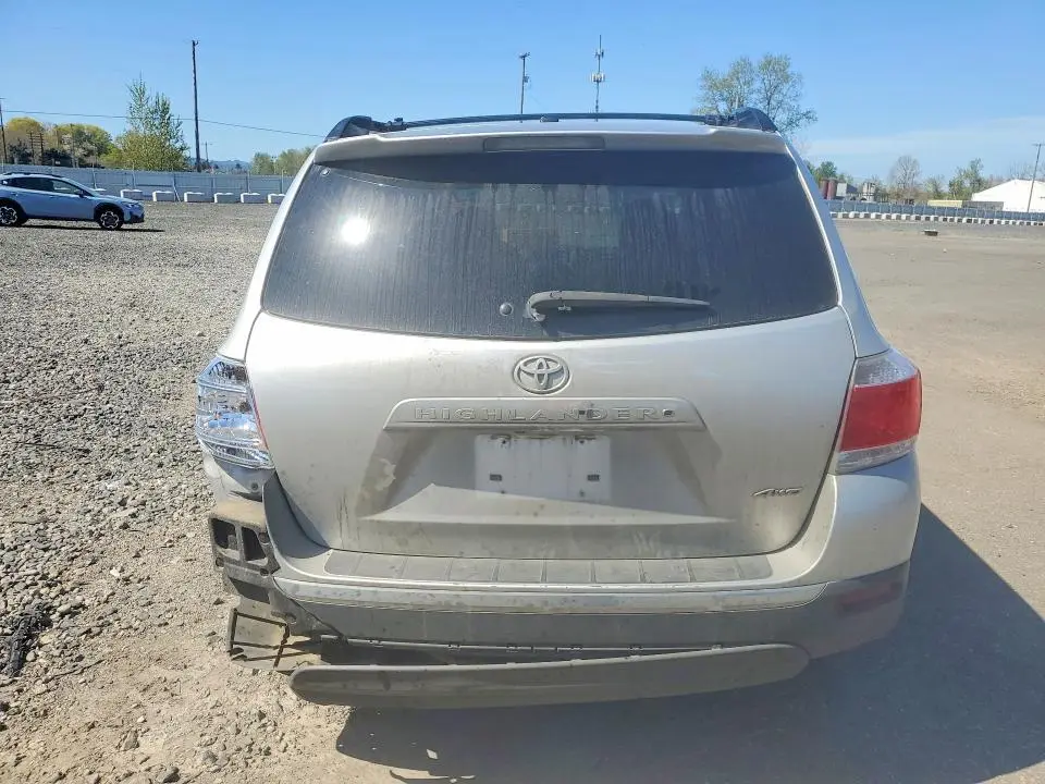2013 TOYOTA HIGHLANDER SE  